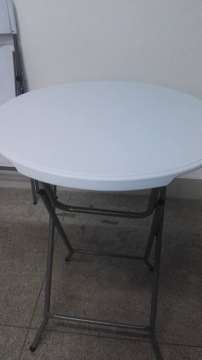 Folding round tables
