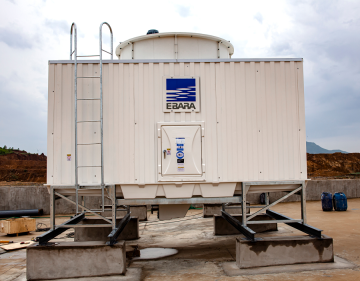 Cooling tower with closed-loop water conservation system