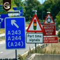 Таможенный дорожный знак стоит перед знаком дорожных работ