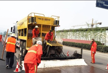 Asphalt micro surfacing paver for road construction