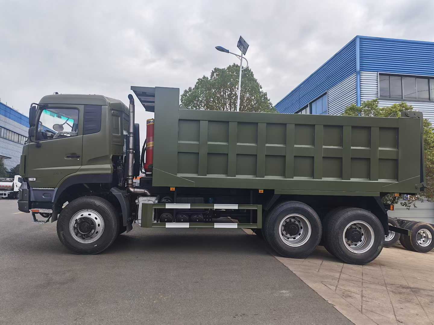 Сильный сверхмощный самосвал для бездорожья Strong Heavy Duty Dump Truck for Off-Road Terrain