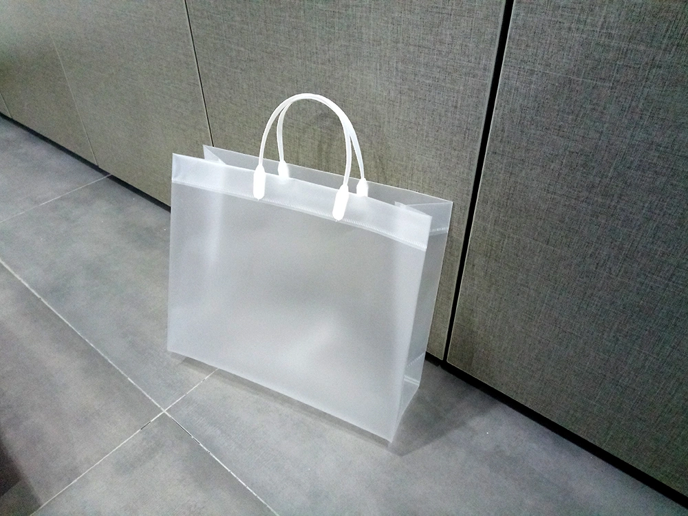Qingdao Factory Reusable Material Mirror Surface Plastic Handles Closed PP Plastic Shopping Bag