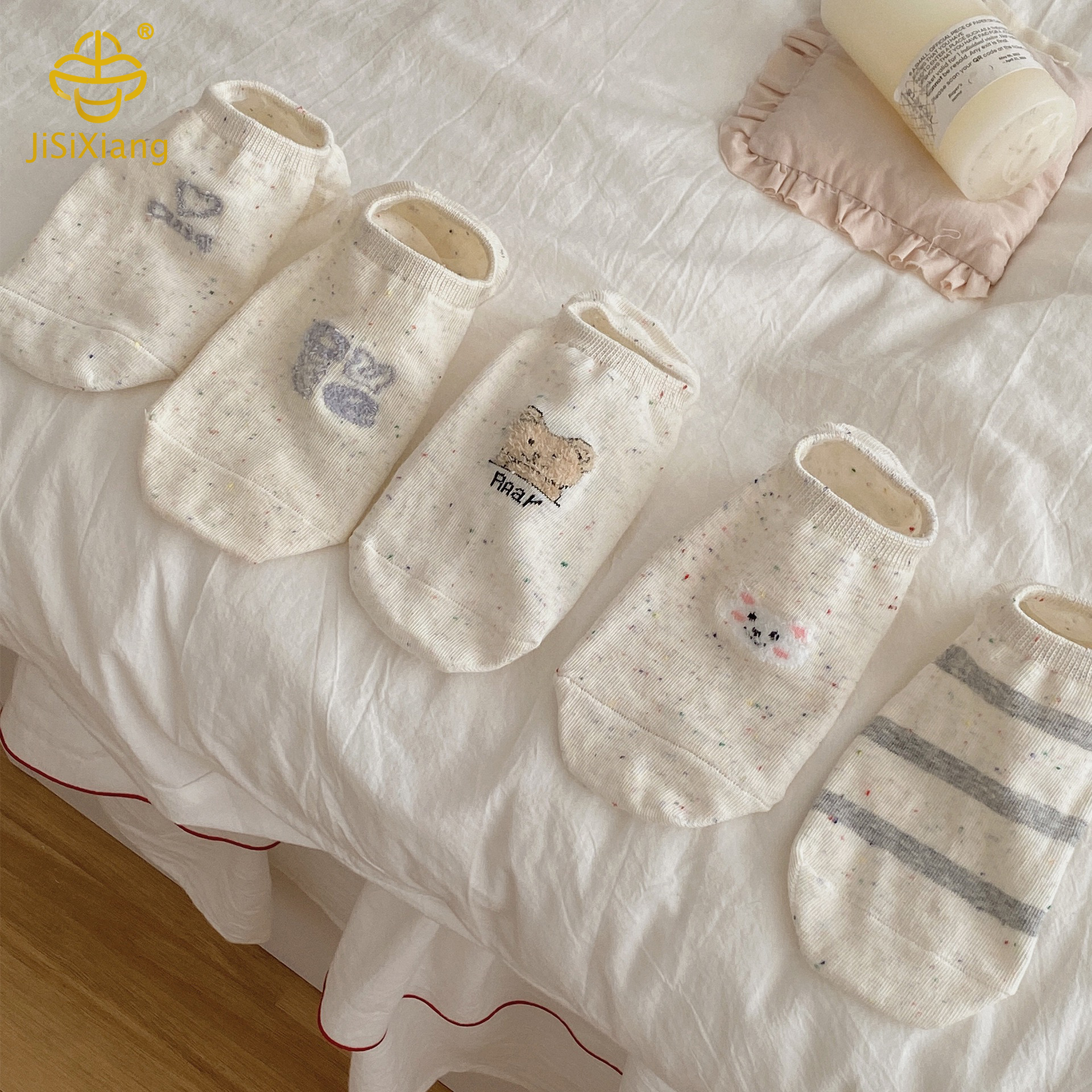 발목을 보여주는 보이지 않는 양말 Invisible socks showcasing ankles