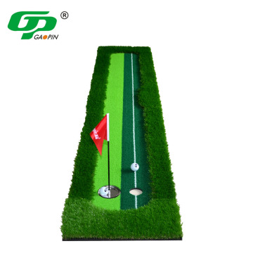 Le golf mettant l&#39;équipement vert pour la cour