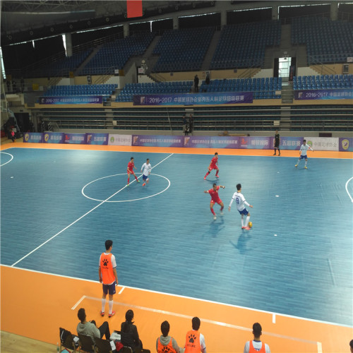 Gạch Futsal lồng vào nhau trong nhà