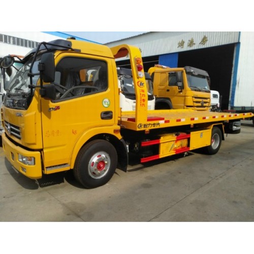 ประเภทเบา Dongfeng 116hp Road Rescue Flatbed Wrecker Truck