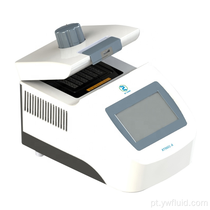 Polimerase de DNA na máquina de PCR para laboratório usando