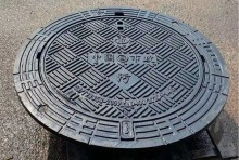 Ductile non-sinking manhole cover