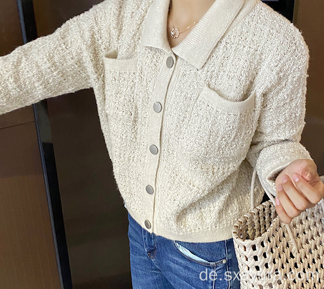 Elegante kurze Strickjacke mit kleinem Duft