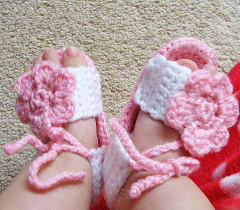 أحذية بيبي الكروشيه اليدوية الوردي والأبيض مع زهرة