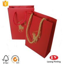 حقيبة هدايا الورق الأحمر مع شعار الذهب