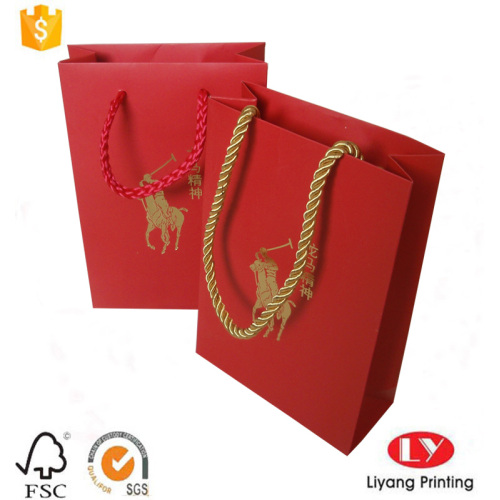 Borsa regalo di carta rossa con logo d&#39;oro