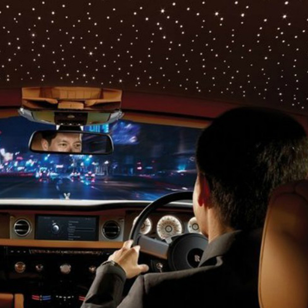 أدى أضواء الألياف البصرية العناوين الرئيسية للسيارة