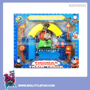 Wind up toy thomas the train plastic tracks set