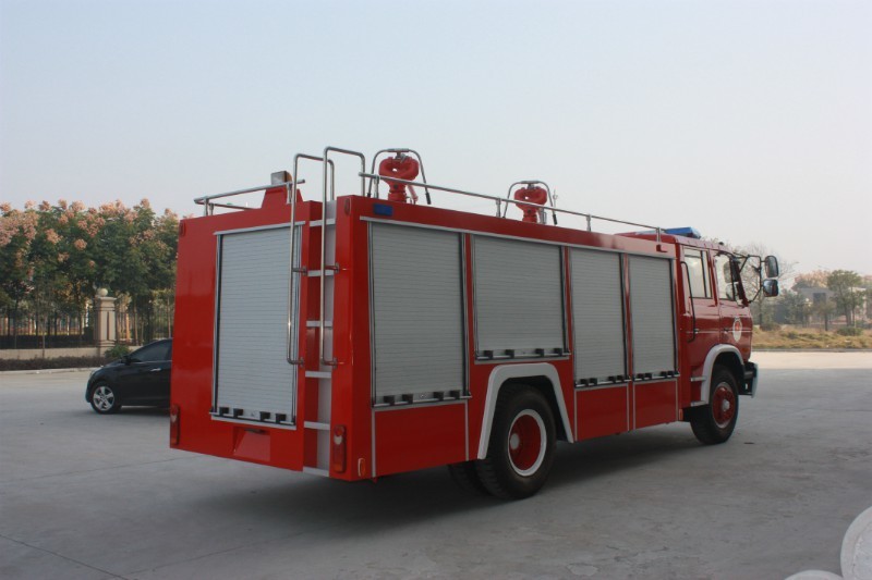 Dry powder fire fighting vehicle