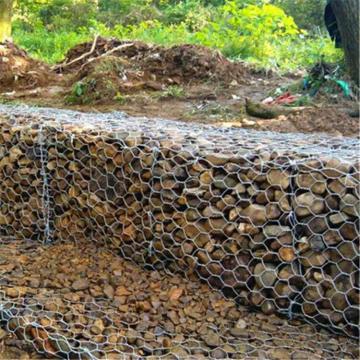 Каменные засыпанные габионы для борьбы с паводками рек