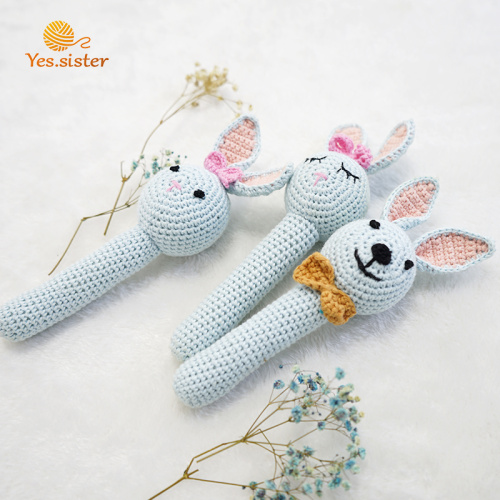 Bâton de hochet lapin bébé fait main au crochet doux