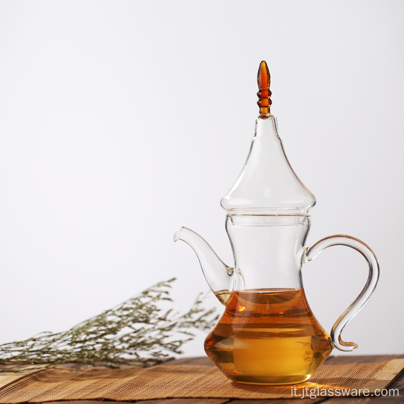 Teiera in vetro con foglia di tè e caffè con scaldavivande