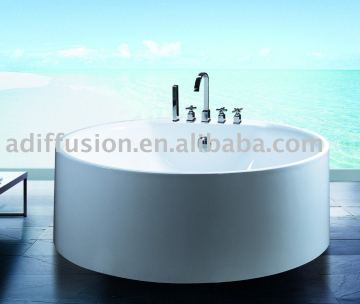 freestanding round bathtub