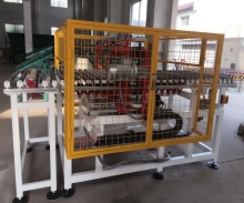 Horizontal synchronous cutting machine