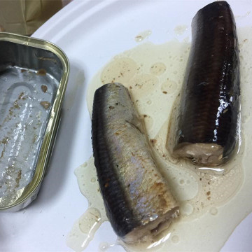 Sardine en conserve dans une boîte ovale à l&#39;huile