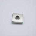 Quadratischer Neodym-Magnet mit Schraubenloch