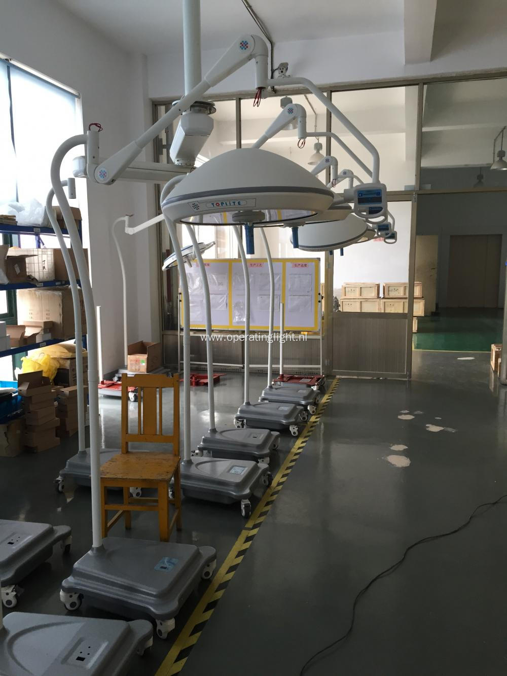 Mobile operating lamp with battery floor type