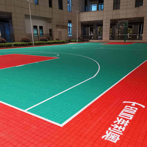 Corte de baloncesto al aire libre --- Piso deportivo entrelazado