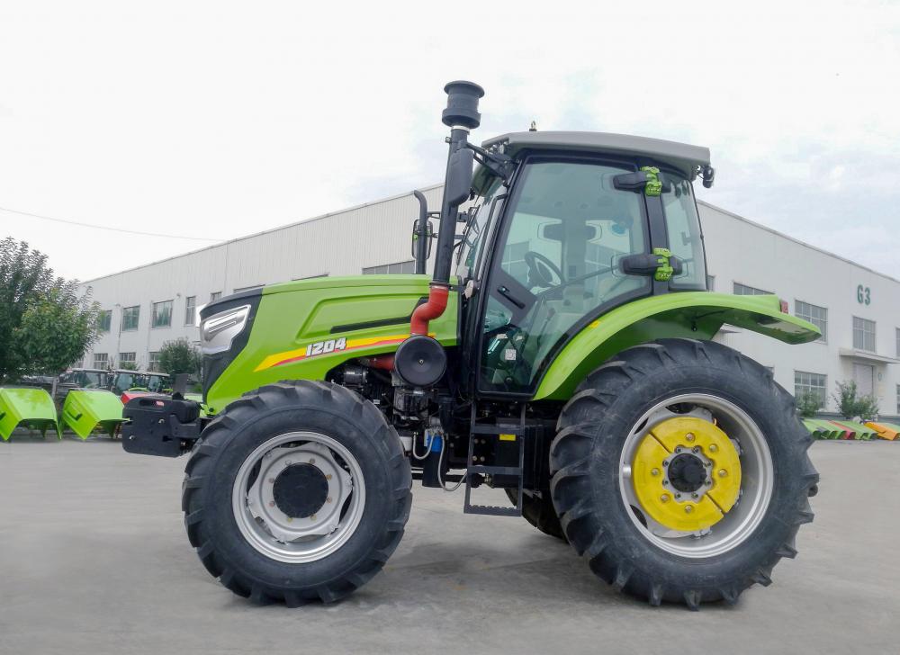 Traktor pertanian dengan mesin pertanian 4*4