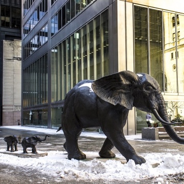 Life size metal bronze mother elephant and baby elephant sculpture