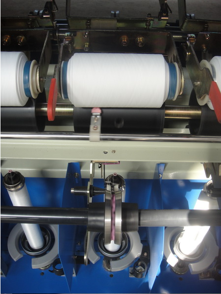 flangeless yarn twisting machine