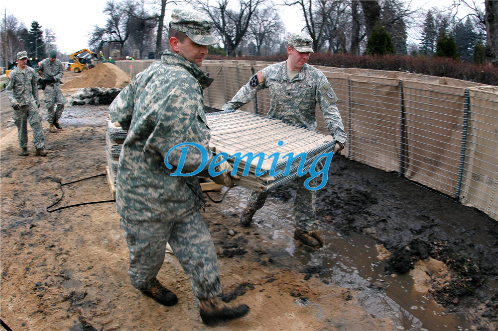 Flickr_-_The_U.S._Army_-_Building_Barriers