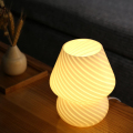 Lámpara de hongo translúcido LED junto a la cama