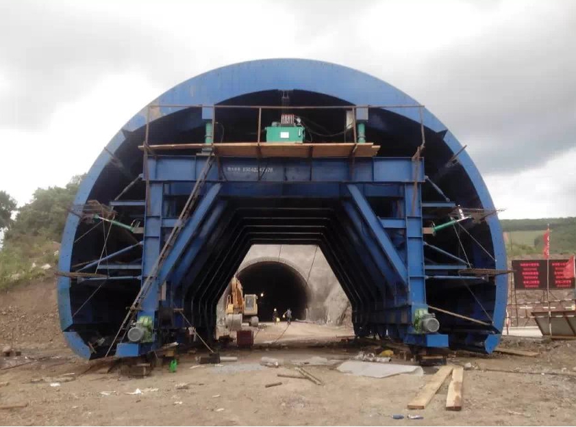 Carro de cofragem para túnel rodoviário