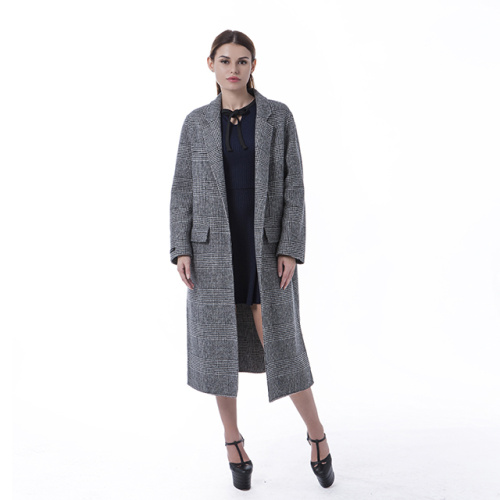 Cappotto invernale in cashmere a righe grigie