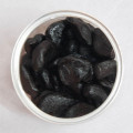 Butiran bawang putih hitam dengan manis dan asam