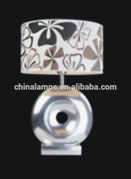 dubai wholesale market polyresin handicrafts table light with flower lamp shade for traditional interior decor or hotel desk