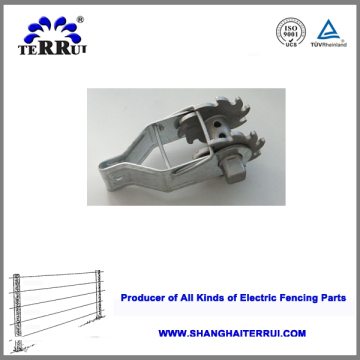 Fence clip strainer for tensioning fence wire