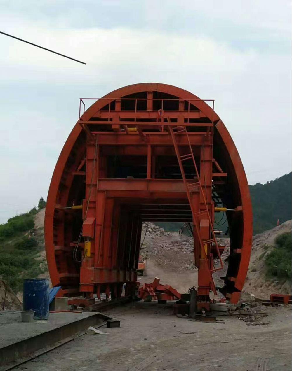 Construção de cofragem para trole de túnel ferroviário