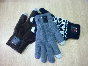 Bluetooth Talking Gloves: Conductive Fabric, Built-In Buttons and Microphone touchscreen iphone samsung glove