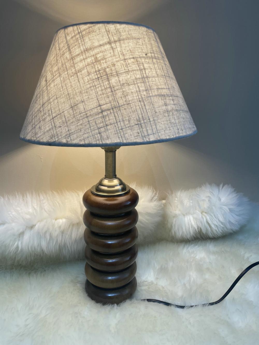 Настольная лампа Greyson от твердой древесины