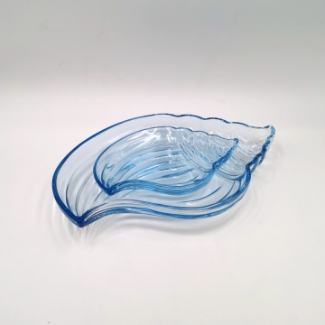 Assiette en forme de coquille de conque en verre de couleur bleue