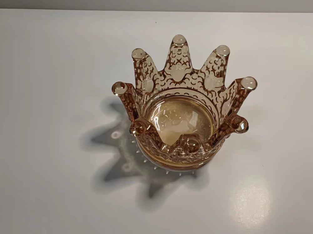 Невялікія ўпрыгажэнні - гэта рамантычная і кароначная шкляная свечка