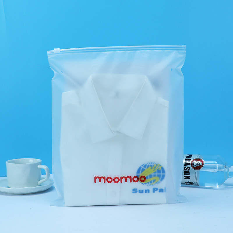 GRS рециклирана матирана торба со патент за пакување на маици GRS recycled frosted zip lock bag for T-shirt packaging