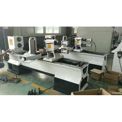 Máquina CNC para torneamento de madeira