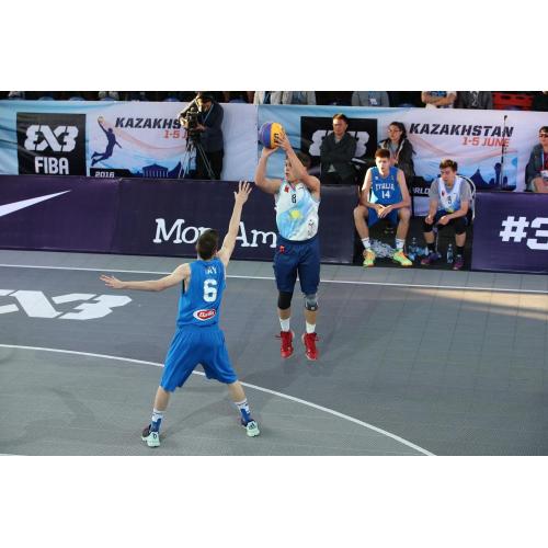 FIBA 3x3 Enlio SES entrelazando las baldosas de la cancha deportiva al aire libre 01