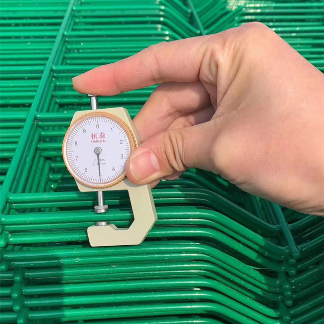 YQ Factory Price Powder Coated Garden Curved 3D V Bend Welded Wire Mesh Fence