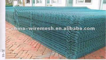 Plastic coated weld wire fence