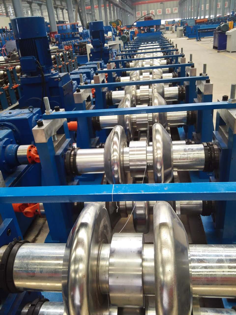 W beam guardrail roll forming machine