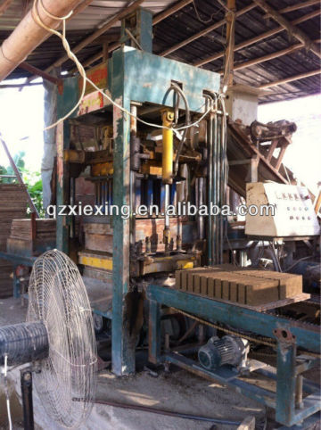 Interlocking concrete block machine